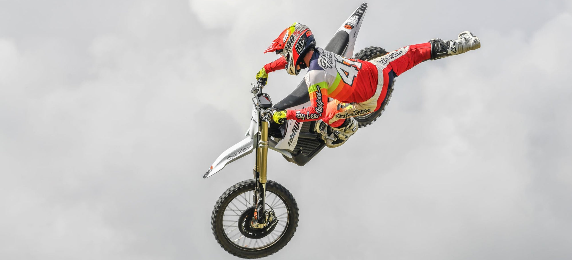 Seth Henson performing a nac-nac using a Shogun foot hook on a Stark VARG
