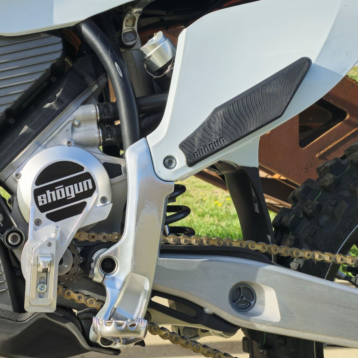 3D printable side plate grips fitted to a Stark VARG for improved MX and FMX leg grip
